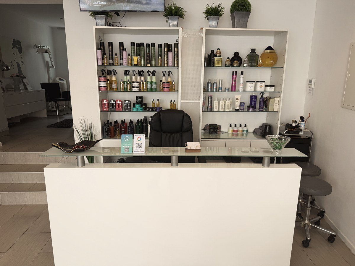 Regal mit Pflege- und Stylingprodukten am Empfang